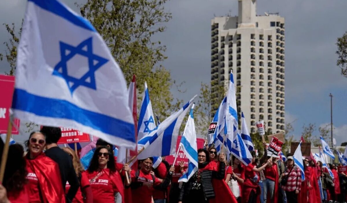 آغاز تظاهرات گسترده در تل آویو؛ اسرائیل را به آتش می‌کشیم