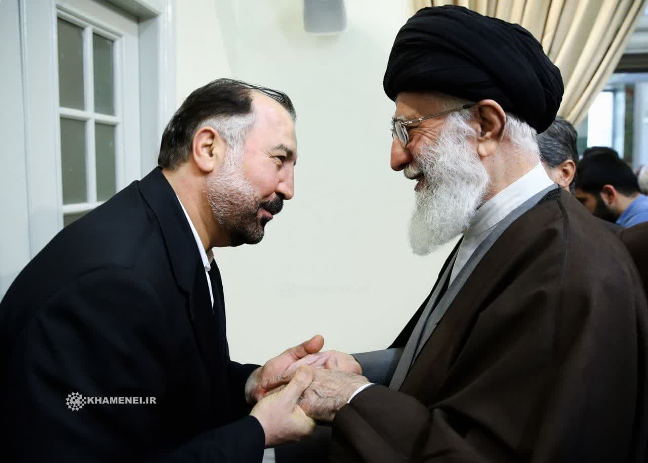 تصویری از شهید فؤاد شکر در دیدار با رهبر انقلاب
