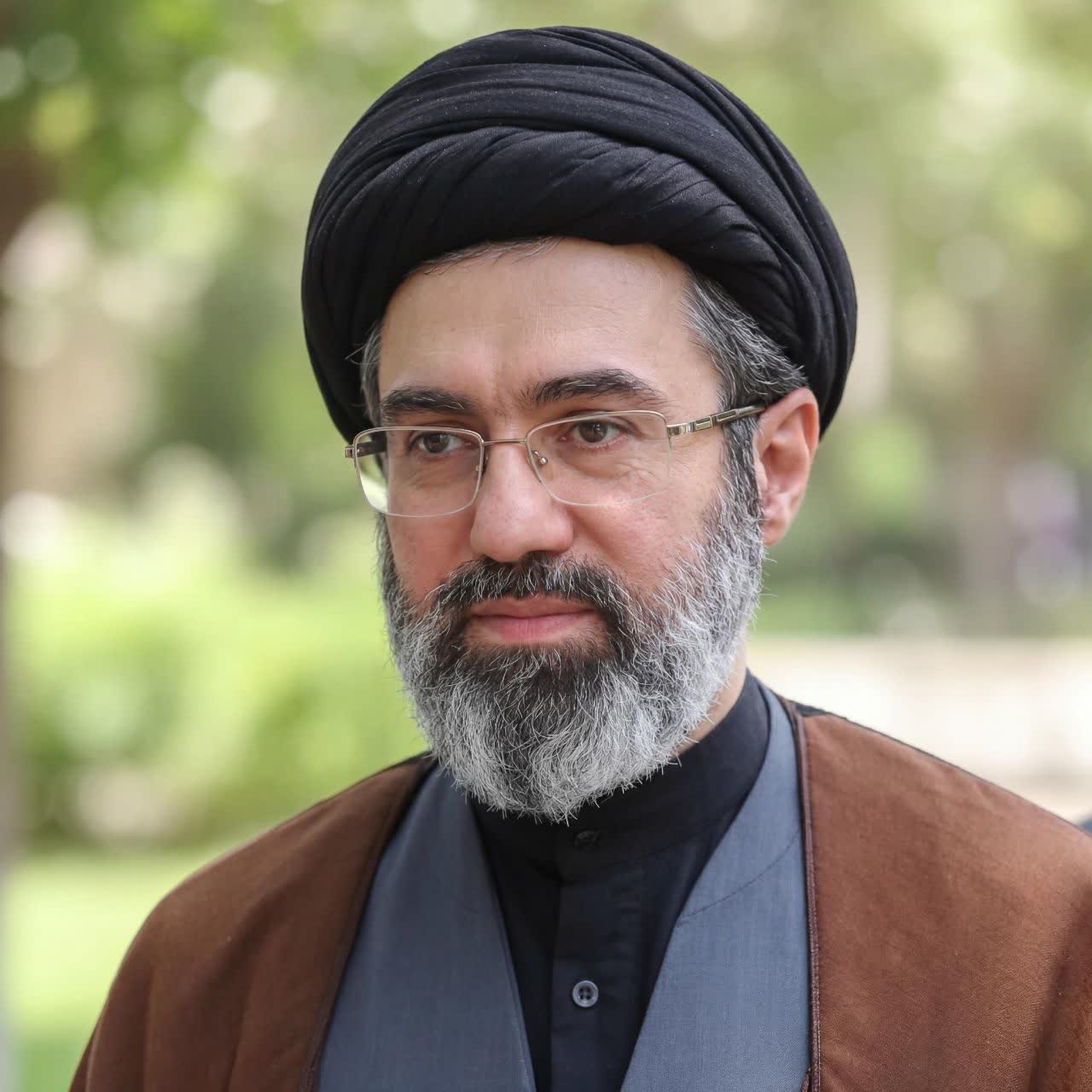 حضرت آقا همواره هدایای نفیس را به آستان قدس اهدا می‌کردند