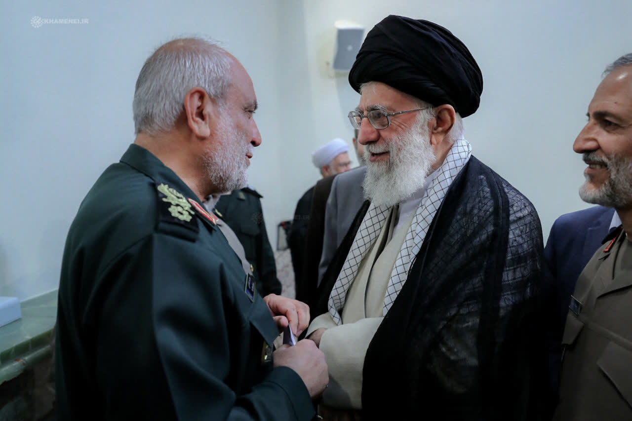 تصویری از سردار  شهید مجید خادمی، در کنار رهبر شهید انقلاب اسلامی