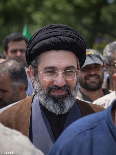 دستور رهبر معظم انقلاب به ادامه خدمت منصوبان رهبر شهید